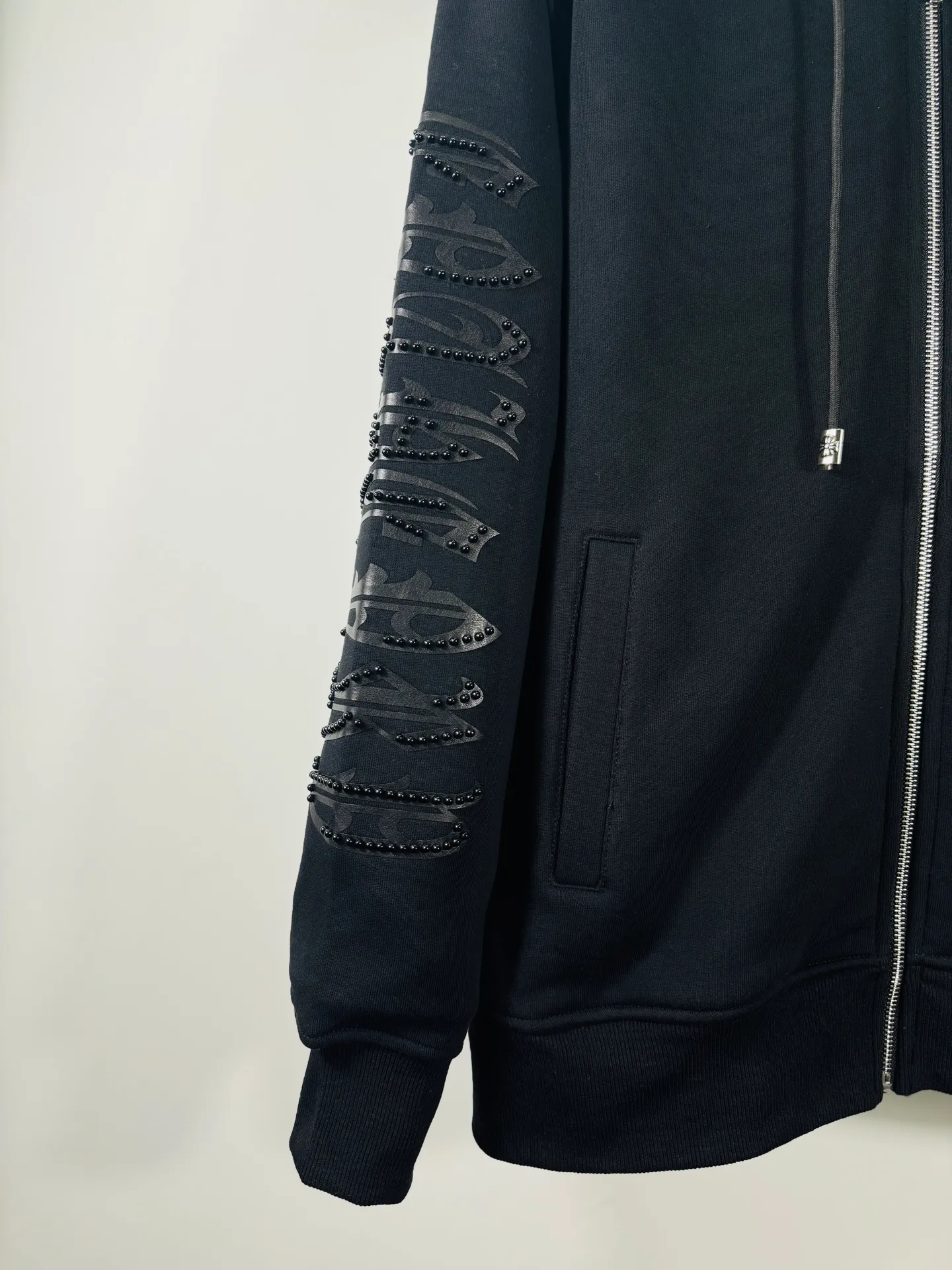 P340 top version, real shot without P, ​​different from market currency) 𝗖𝗵𝗿𝗼𝗺𝗲 𝗛𝗲𝗮𝗿𝘁𝘀/Cro Heart 2025 Rivets Autumn and Winter New Original Single Counter American Rivets 3D Three-dimensional Couple Casual Cardigan Sweatshirt 👑The highest version! Customized fabric 480g tripe terry fabric! American acid-washed and distressed original fabric with laser rivets. Best-selling model at the counter. Very comfortable to wear. Accessories: Original molded and authenticated collar label➕100% silk wash label. Genuine purchase-grade original hangtag➕matching hanging rope➕3D hanging beads➕original packaging bag. Craftsmanship: The original version has consistent wiring! The highest version of the armhole matching technique! Color: Black Size: S M L XL Style No.: 613